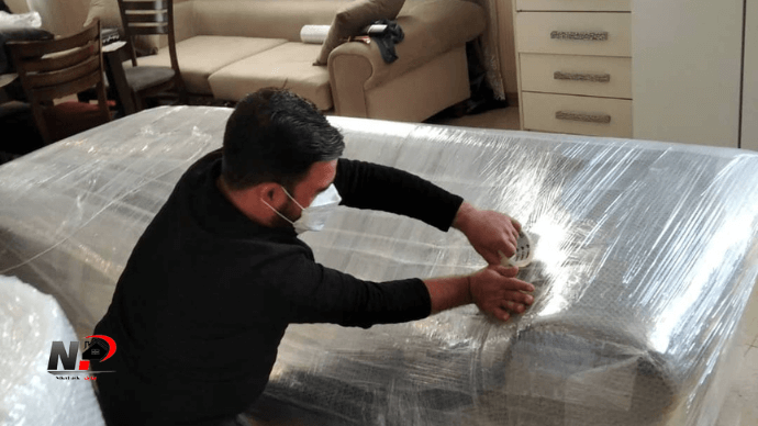 بسته بندی توسط کارگر اسباب کشی