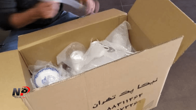 کارگر برای جابجایی وسایل منزل